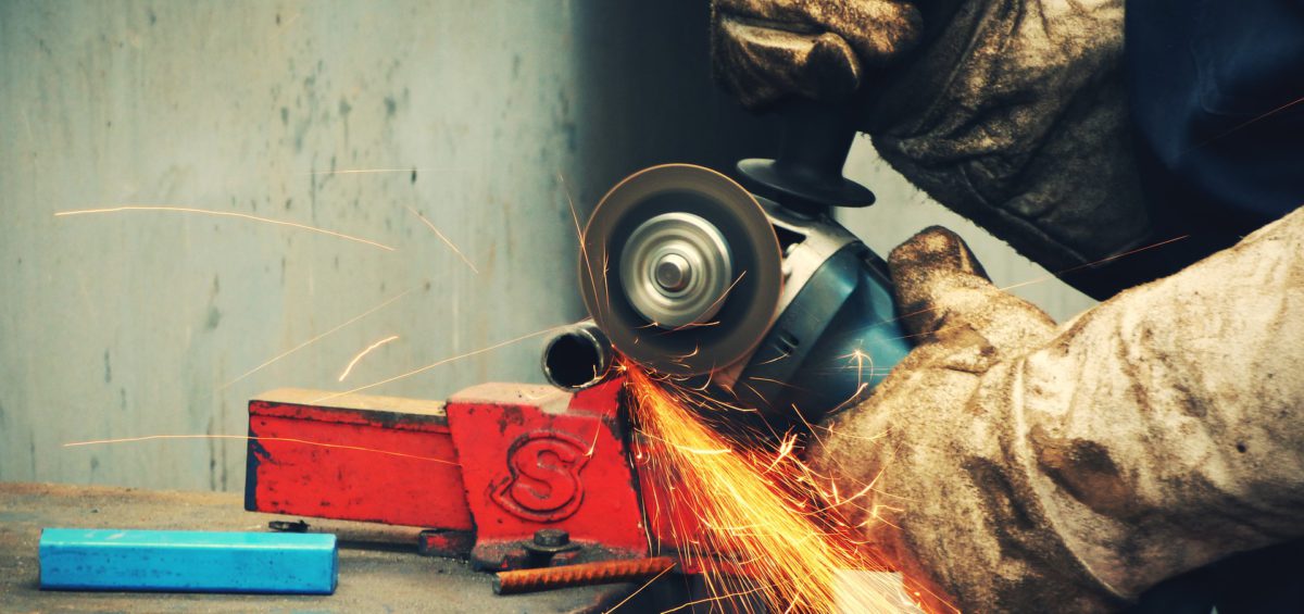 Arbeiter mit Flex