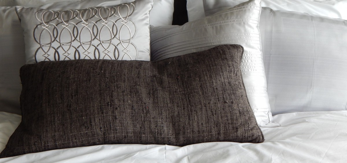 Bett mit Kissen